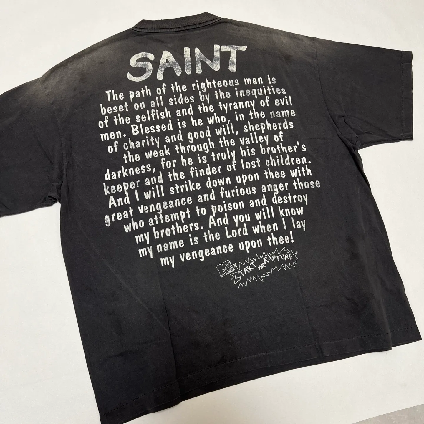 SAINT Mxxxxxx RAPTURE SS TEE/BLK Beavis and Butt-Head anime character TEE. Washed black S-XL. The print is from the characters of the American classic animation "Beavis and Butt-Head". It also pays tribute to the two classic killer characters in "Pulp Fiction". It is very witty and humorous. The whole garment is washed again.